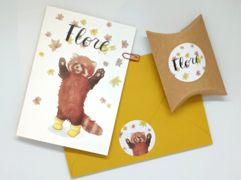 Geboortekaartje Flore (2022) - Vrolijk handgeschilderd geboortekaartje met een rode panda met gele botjes en herfstblaadjes. Met liefde en op maat gemaakt.
